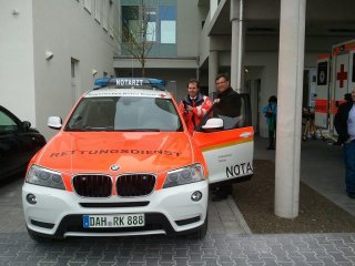 Stefan Löwl - Landratskandidat Dachau, CSU - Eröffnung des Gesundheitszentrums Karlsfeld mit Präsentation des neuen Notarztfahrzeugs des BRK