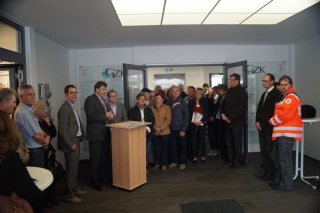 Stefan Löwl - Landratskandidat Dachau, CSU - Eröffnung des Gesundheitszentrums Karlsfeld mit Präsentation des neuen Notarztfahrzeugs des BRK